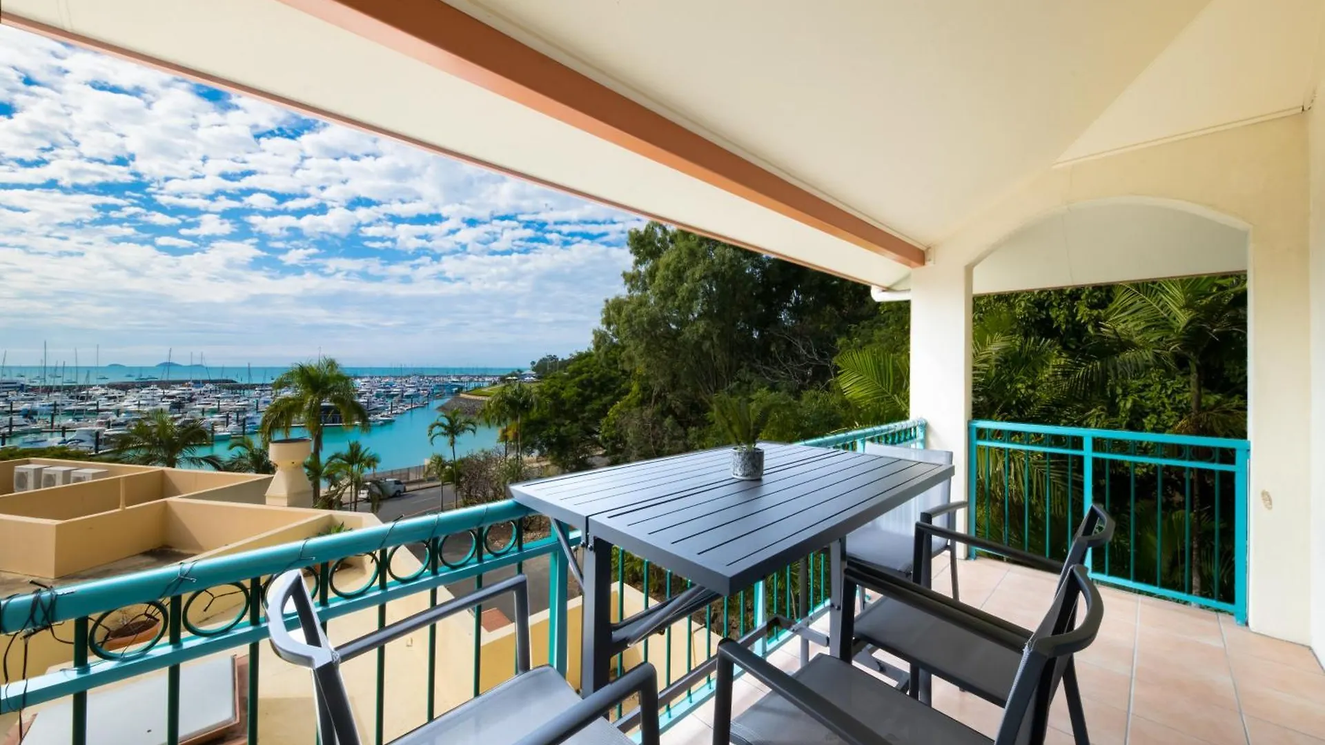 ***  Shingley Beach Resort - Whitsundays Airlie Beach Australia